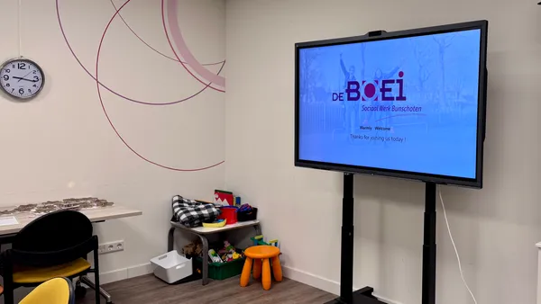 Maxhub 65 inch touschscreen voor videomeetings en draadloos vergaderen