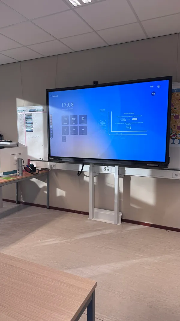 Digibord montage met zorg uitgevoerd