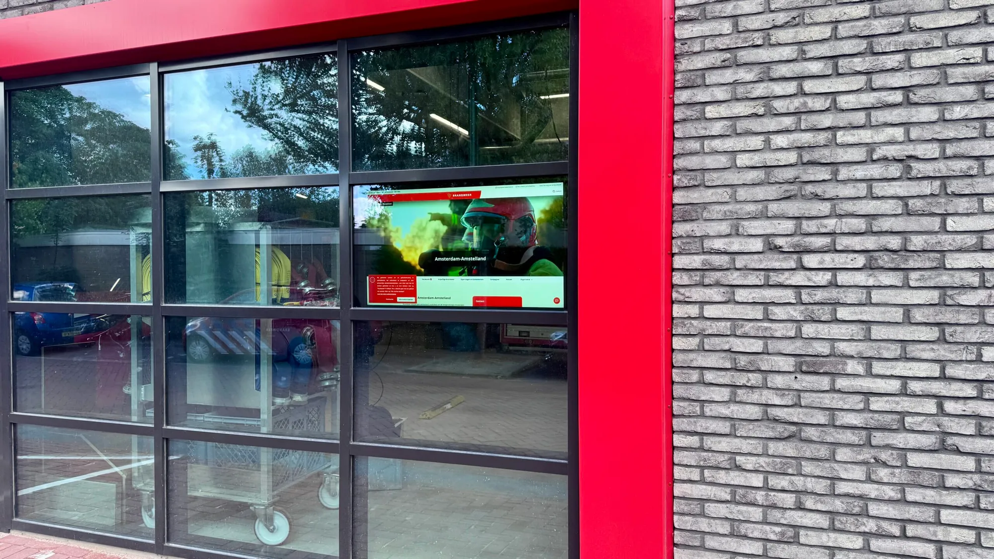 Window screen, een beeldscherm met hoge helderheid zodat het scherm buiten goed zichtbaar is.