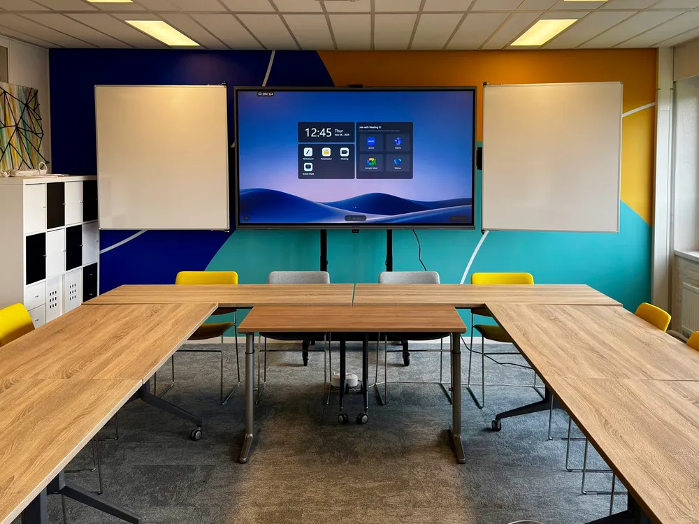 Whiteboards naast MAXHUB scherm voor analoog en digitaal samenwerken