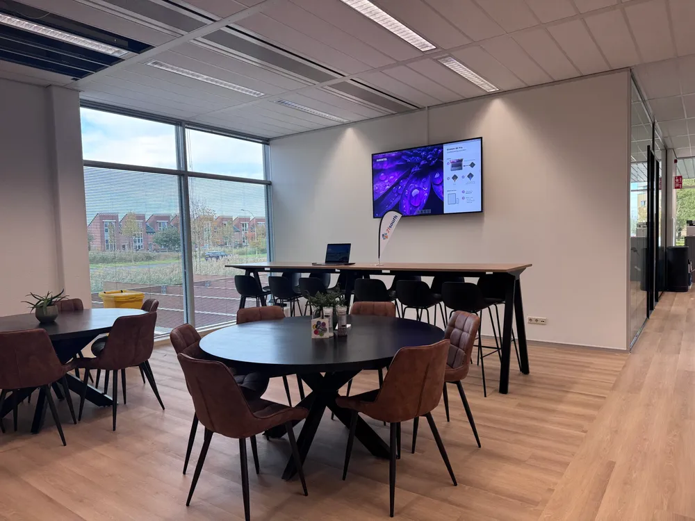 Viewsonic CDE75 pro display met hoge helderhied en onspiegeld display voor scherpe weergva van de content. Draadloos presentatiesysteem van Marmitek 4K pro, eenvoudig draadloos presenteren met een usb button, Airplay of MiraCast.