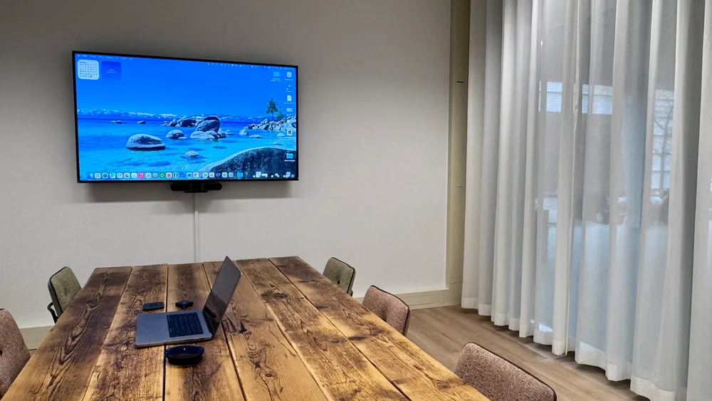 Viewsonic CDE75 pro display met hoge helderhied en onspiegeld display voor scherpe weergva van de content. Draadloos presentatiesysteem van Marmitek Stream 4K pro, eenvoudig draadloos presenteren met een usb button, Airplay of MiraCast. Bij deze oplossing is ook de Logitech MeetUp camera verbonden met de Marmitec Stream 4K pro. Dit maakt draadloos BYOD mogelijk met de laptop.