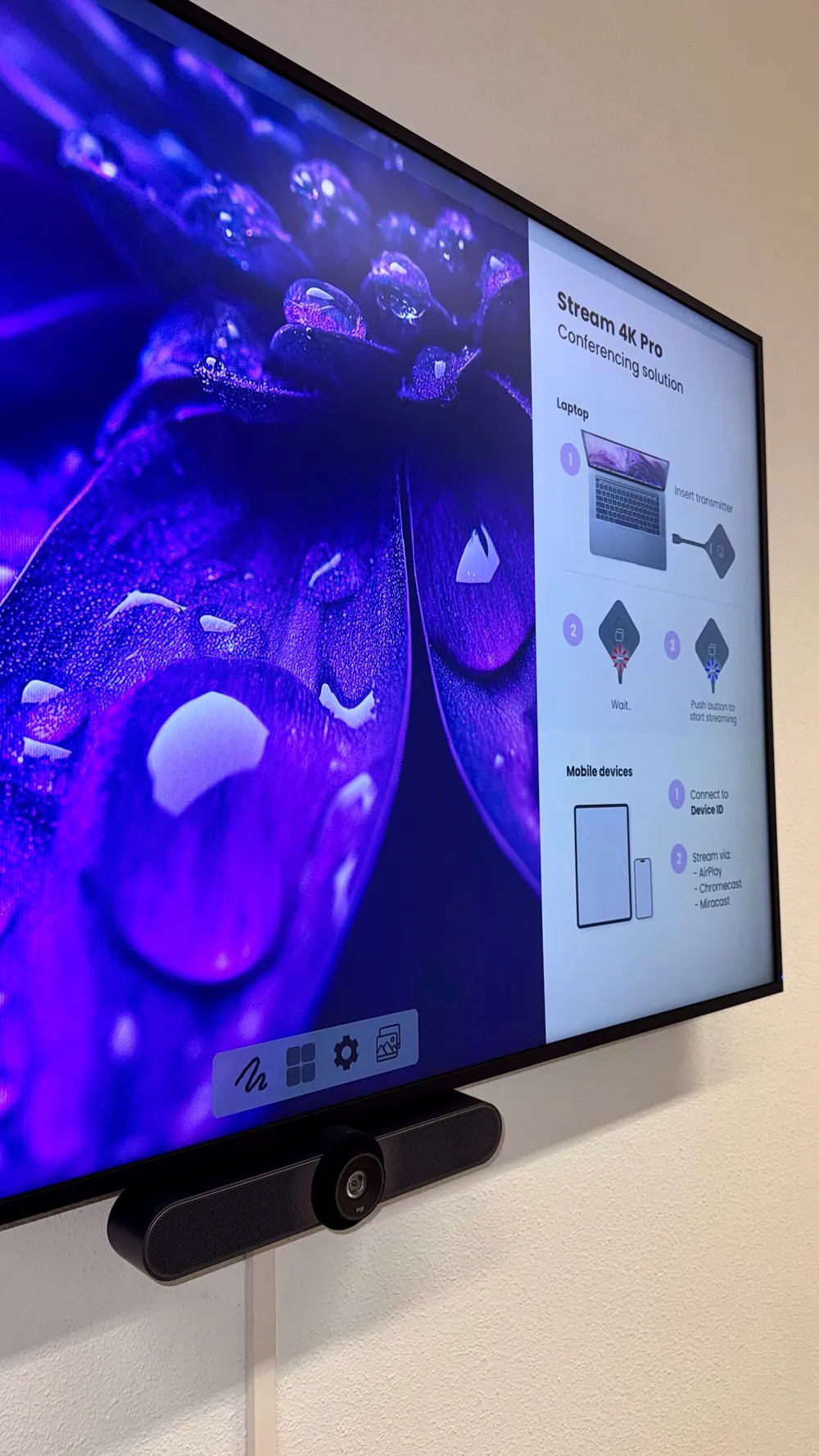 Viewsonic CDE 75 presentatiescherm met Logitech Meetup conference camera