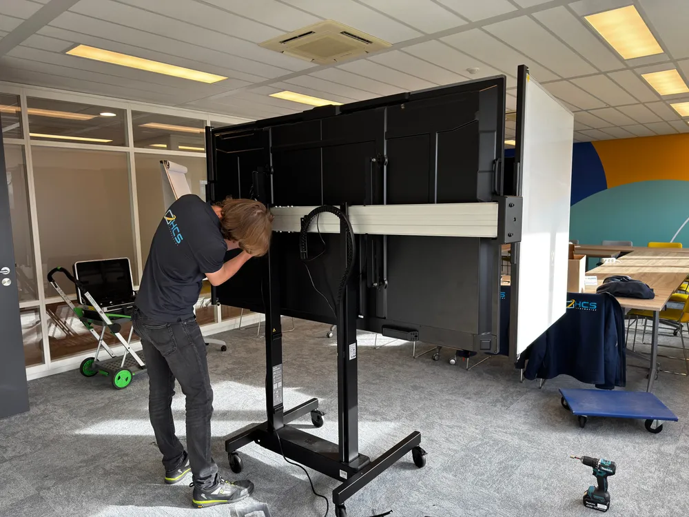 MAXHUB 86 inch touchscreen met scharnierende whiteboards in vergaderruimte