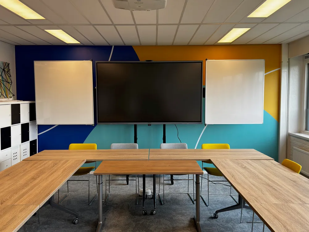 Interactief 86 inch MAXHUB scherm met ingebouwde camera en whiteboard-vleugels