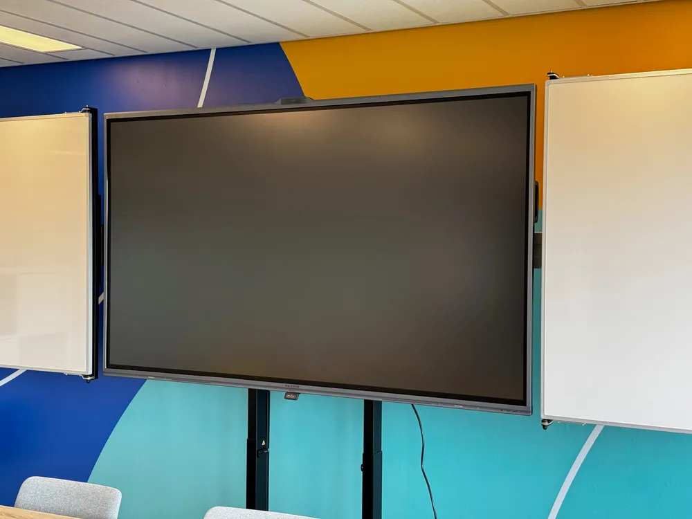 Vergaderruimte installatie met MAXHUB touchscreen en emaillen whiteboards