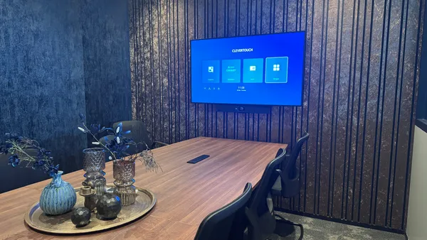 Cleverlive Pro presentatiescherm met clevershare en yealink UVC40 all in one camera