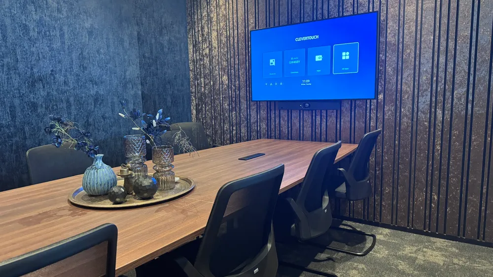 Nieuwe vergaderuimte met beeldscherm en videoconferencing HCS Interactief