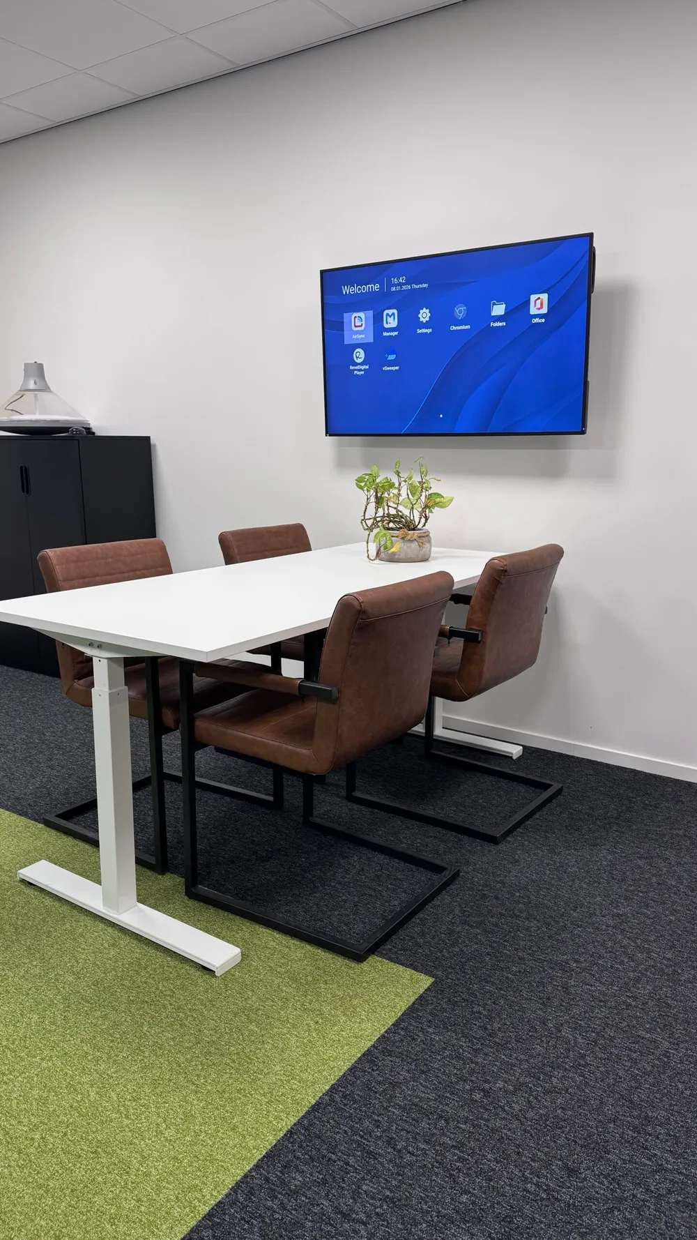 Viewsonic CDE5014_C2 50 inch beeldscherm voor 4 persoons vergadertafel.