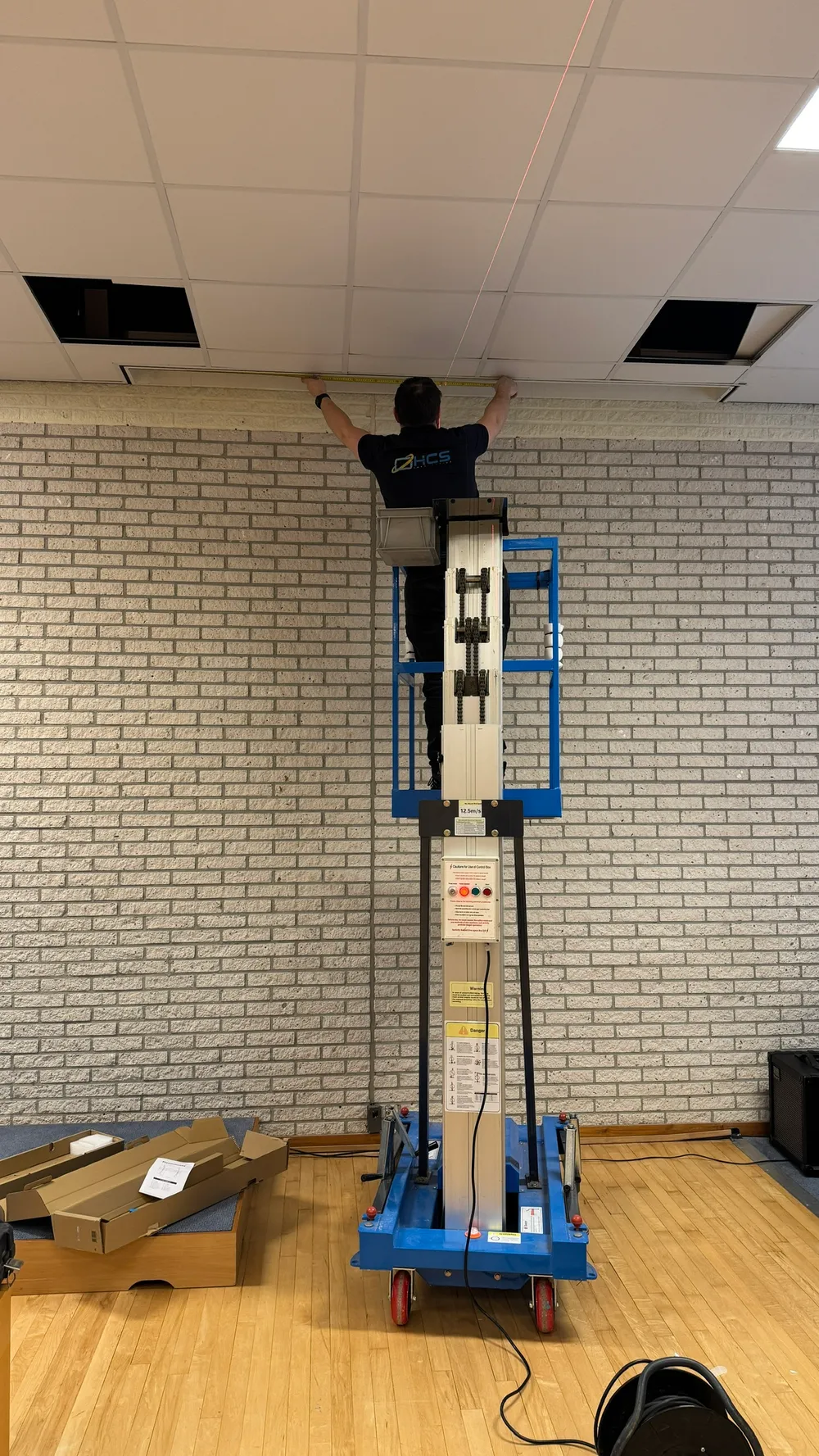 Montage Philips 98BDL4650D presentatiescherm | HCS Interactief