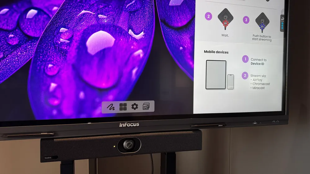 4. Verrijdbaar touchscreen met elektrische hoogteverstelling in kantoorruimte