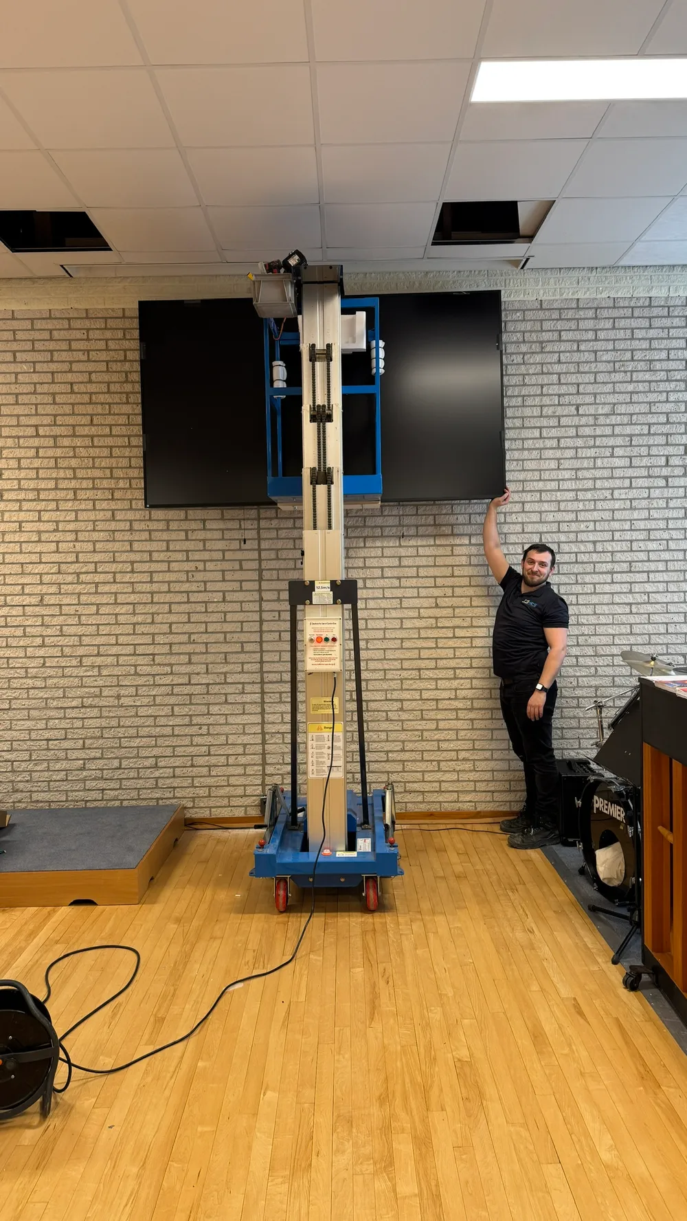 Philips 98BDL4650D 98 inch 4K beeldscherm montage met hefsysteem.