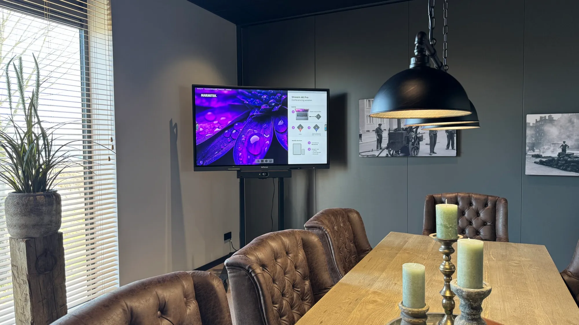 65 inch touchscherm voor presentaties en videovergaderen. Eenvoudig verrijdbaar dankzij het Neomounts verrijdbare onderstel FL55-875BL1 TV trolley. Marmitek Stream 4K Pro. Yealink UVC40 E2