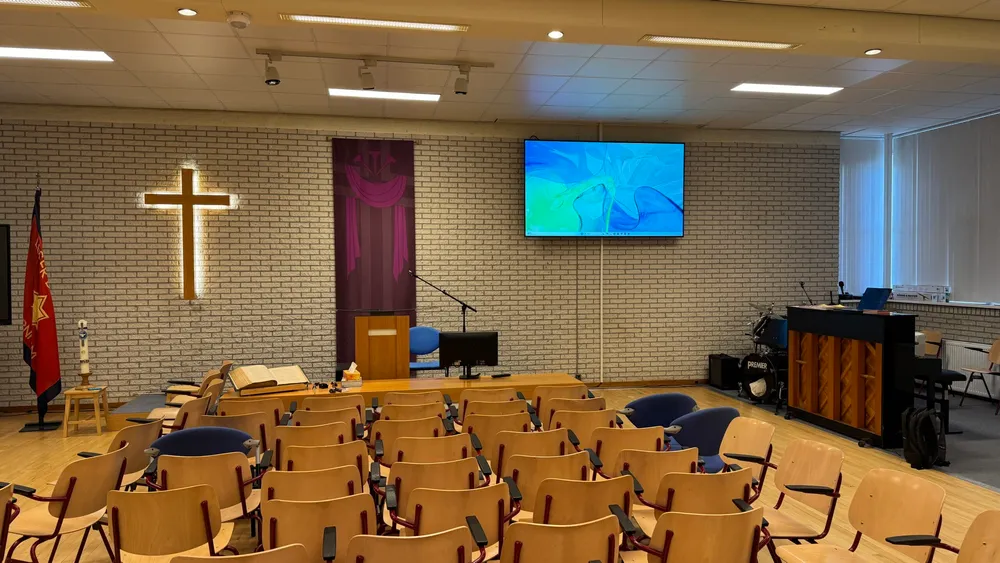 Philips 98BDL4650D 98 inch 4K beeldscherm in kerkzaal