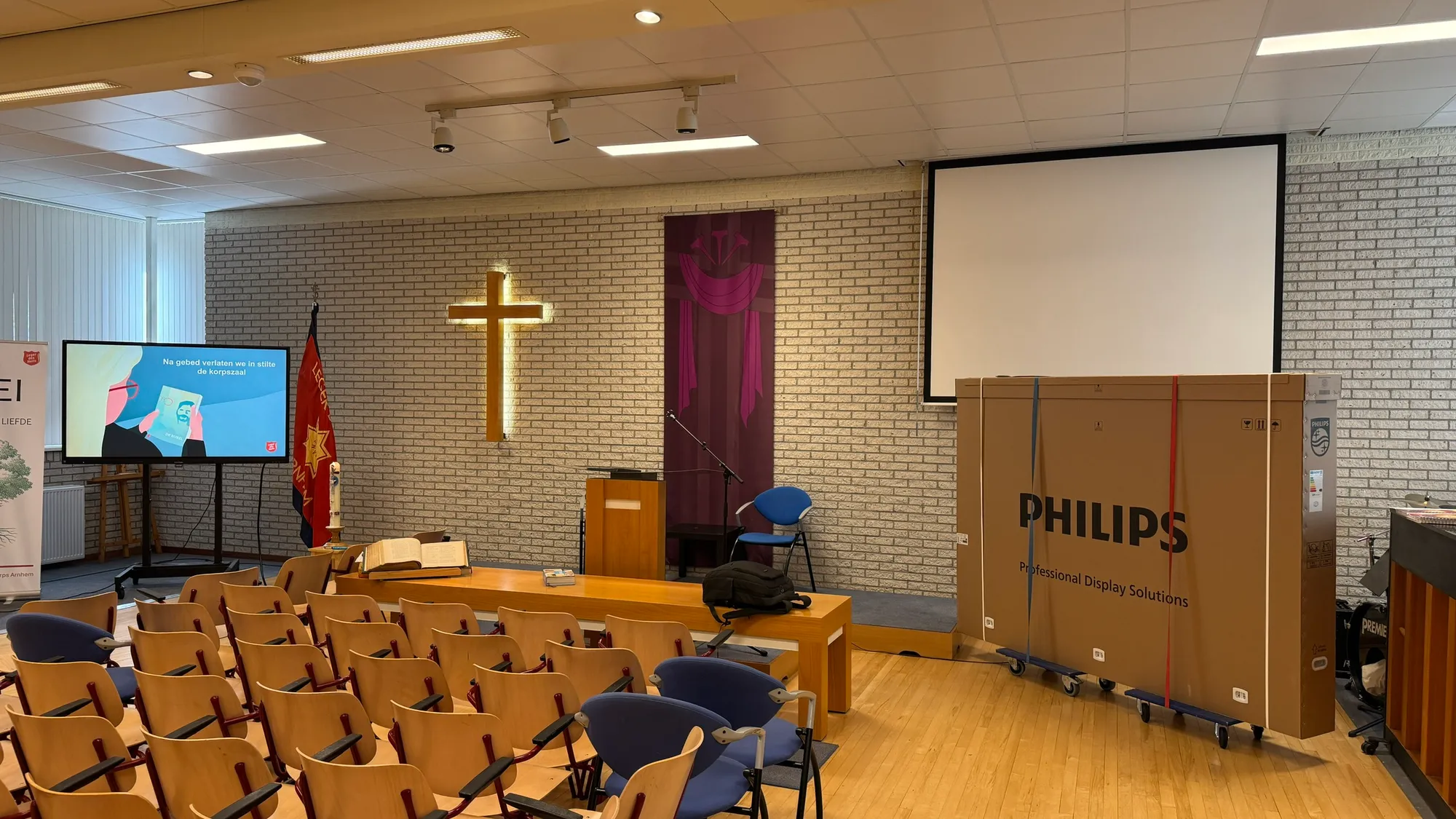 Philips 98BDL4650D groot 98 inch presentatiescherm voor kerkzaal