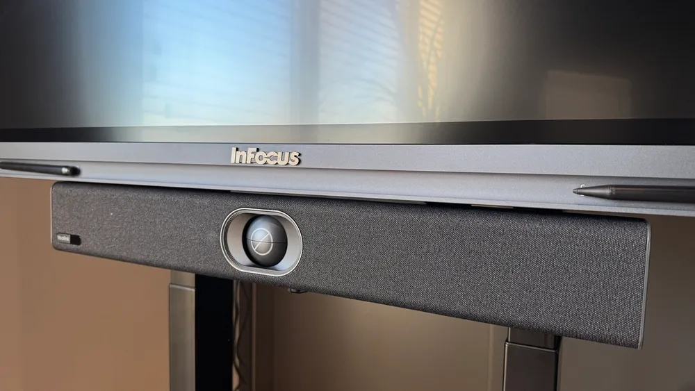 Videoconferencing setup met Yealink UVC40 E2 en groot touchscreen voor hybride meetings