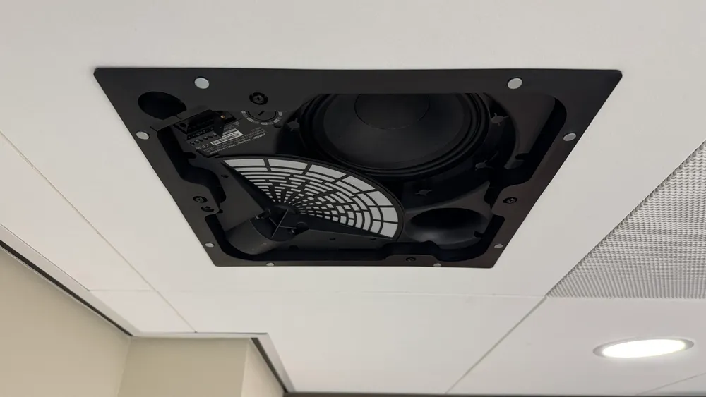 Krachtig geluid uit het plafond: Bose EdgeMax EM90 in trainingsruimte