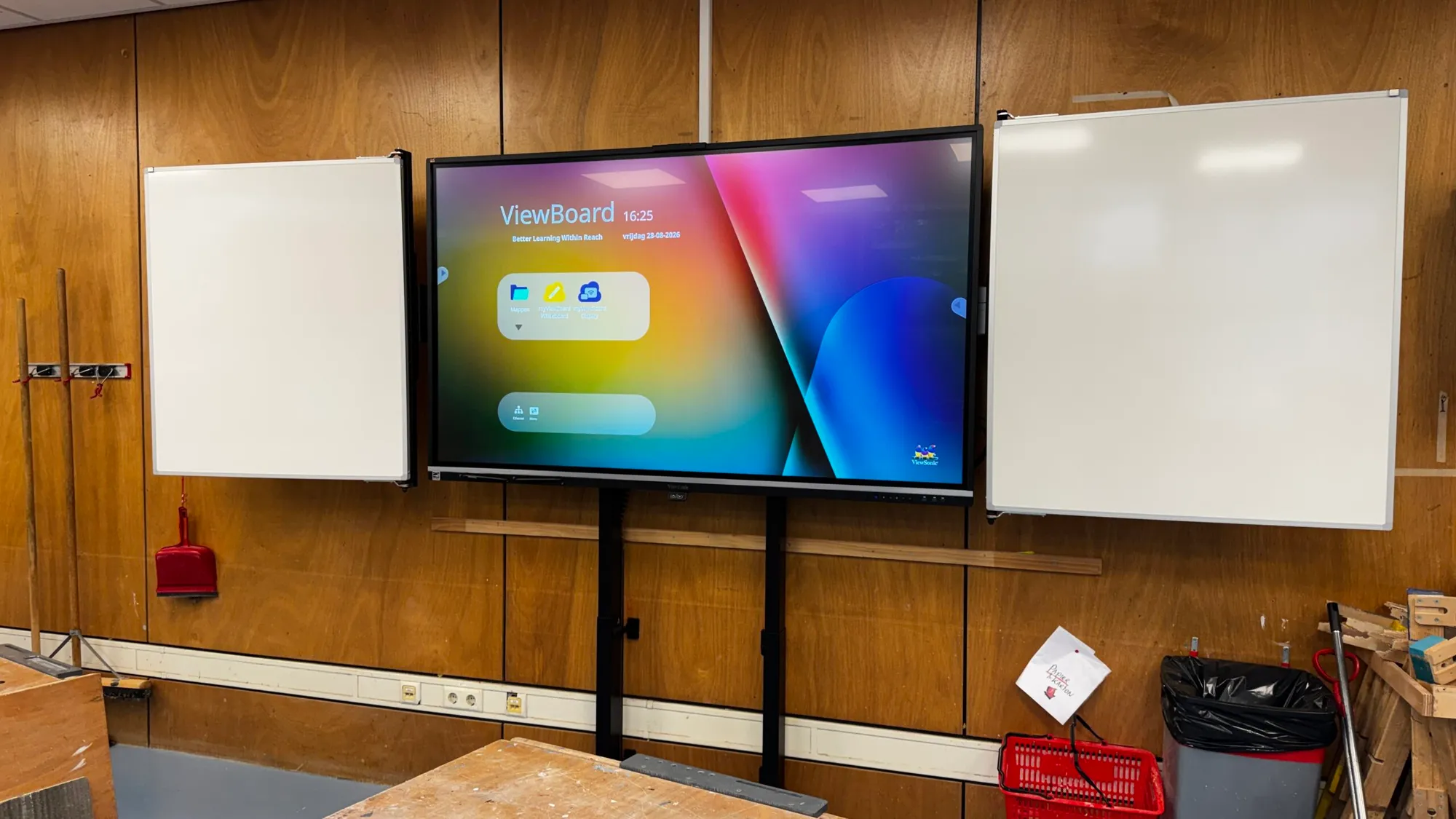 ViewSonic digibord met geopende whiteboards in het technieklokaal van Het Nieuwe Eemland