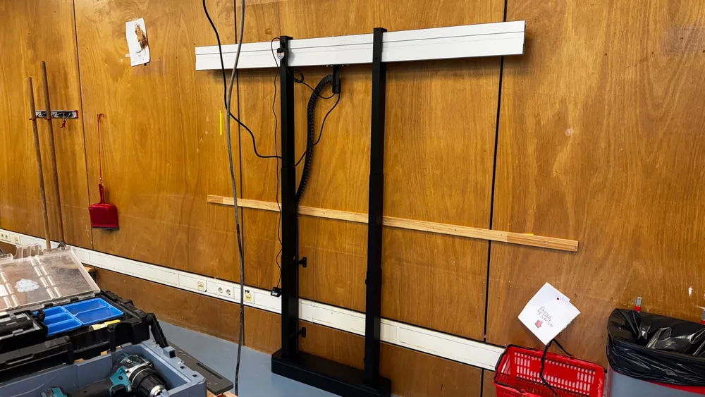 Montageframe en bekabeling van de RISE 2005B elektrische display vloer-wand lift