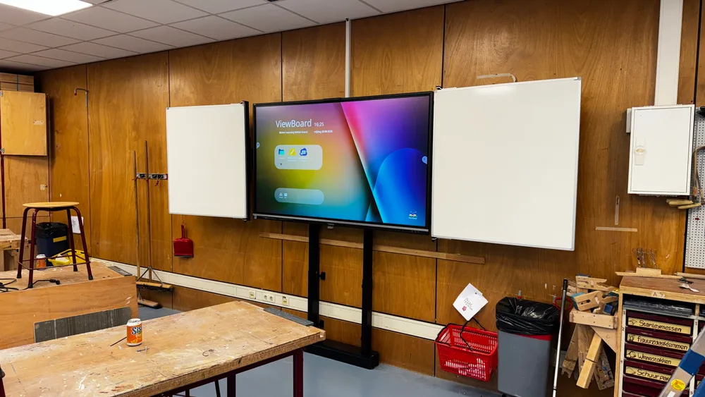 Overzicht van het technieklokaal met ViewSonic digibord en Vogel’s RISE 2005B elektrische display vloer-wand lift