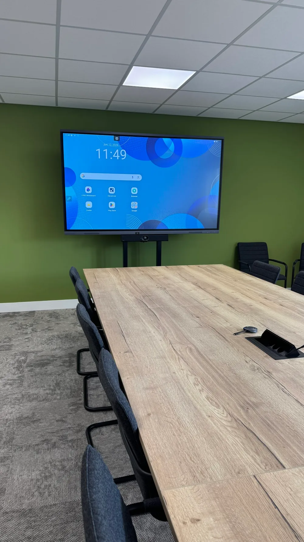 Vergaderruimte met Clevertouch Pro 3 86 inch touchscreen en Yealink UVC40 op verrijdbaar statief.