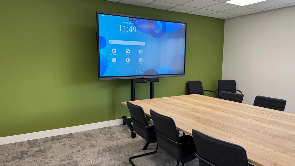 Clevertouch Pro 3 86 inch touchscreen met Yealink UVC40 op een elektrisch verrijdbaar Neomounts-statief in de vergaderruimte.