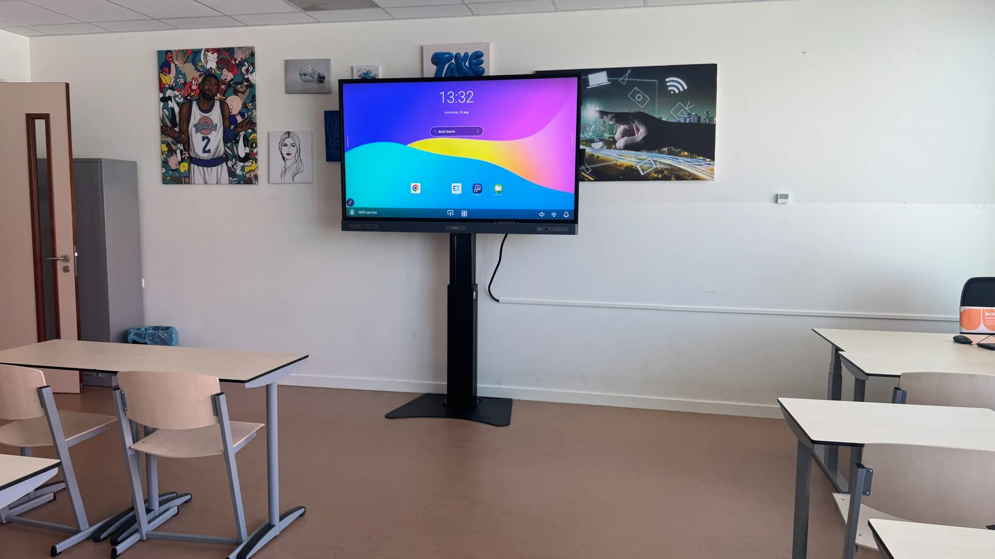 BenQ RP7505-digibord op een elektrische liftkolom met vloerplaat bij Triade in Edam.