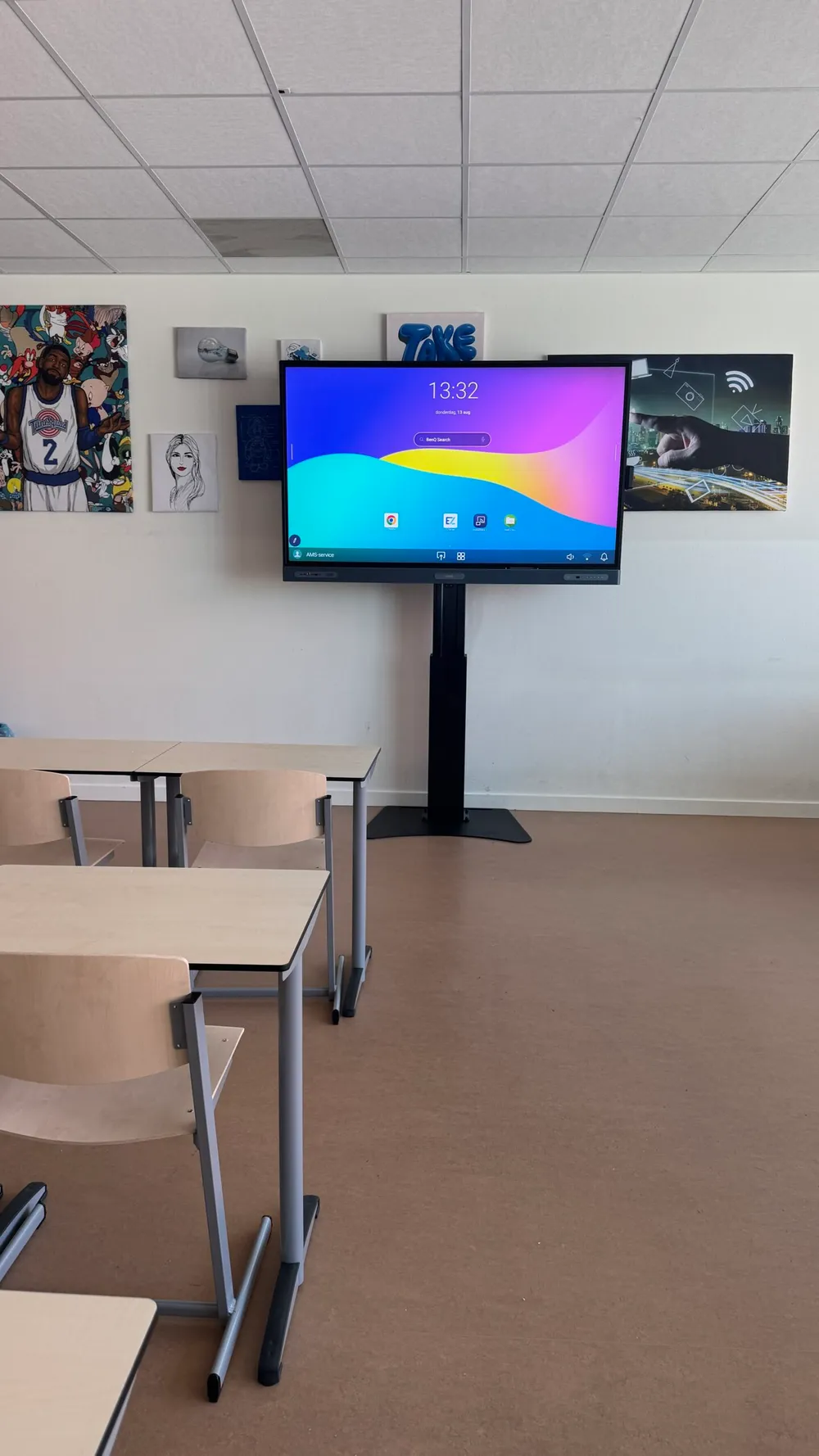 BenQ RP7505-digibord op een elektrische liftkolom met vloerplaat in een klaslokaal van Triade in Edam.