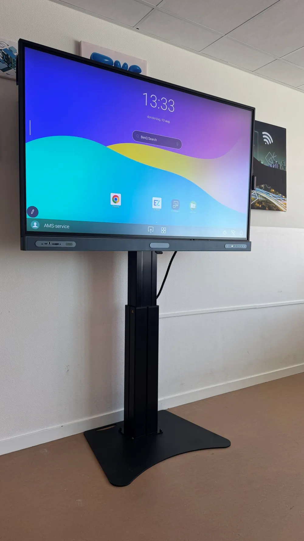 BenQ RP7505-digibord met zwarte liftkolom en brede vloerplaat, met de bekabeling achter het scherm.